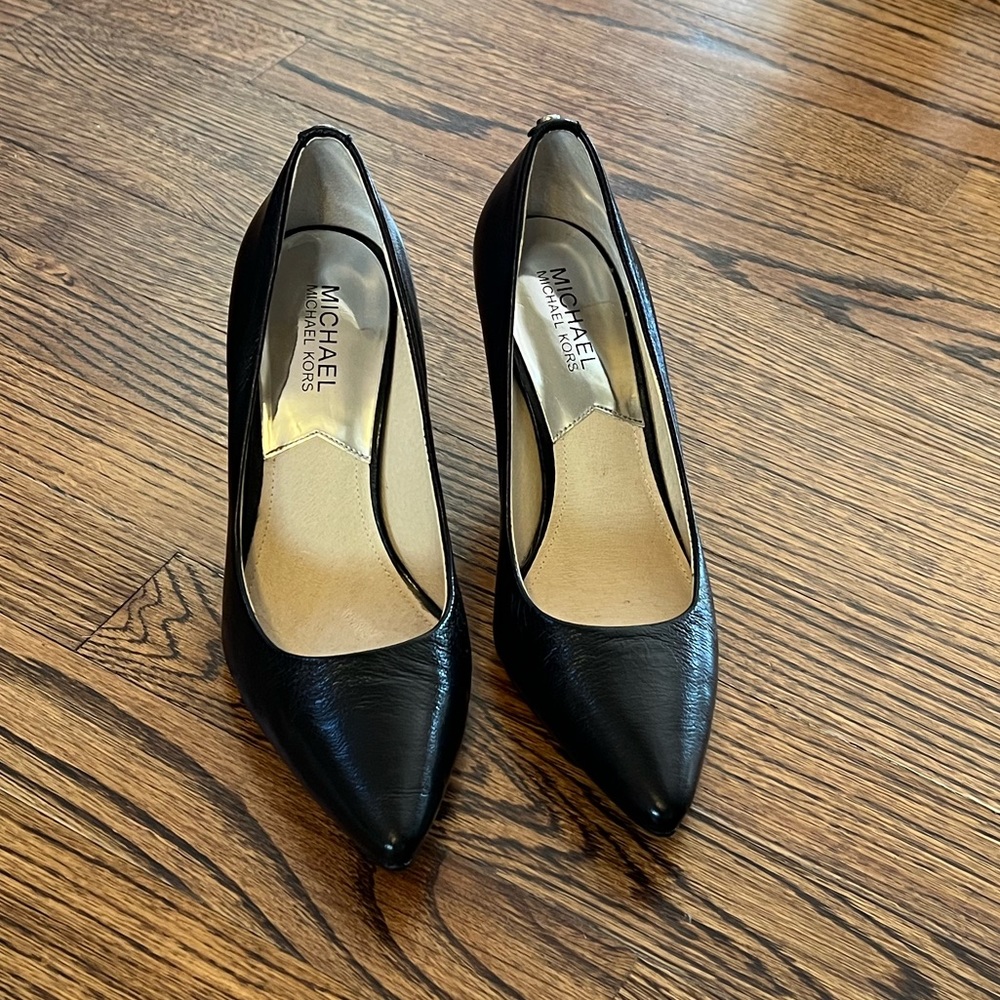 Michael Kors Womens size 7.5 black leather pumps. Like NEW!